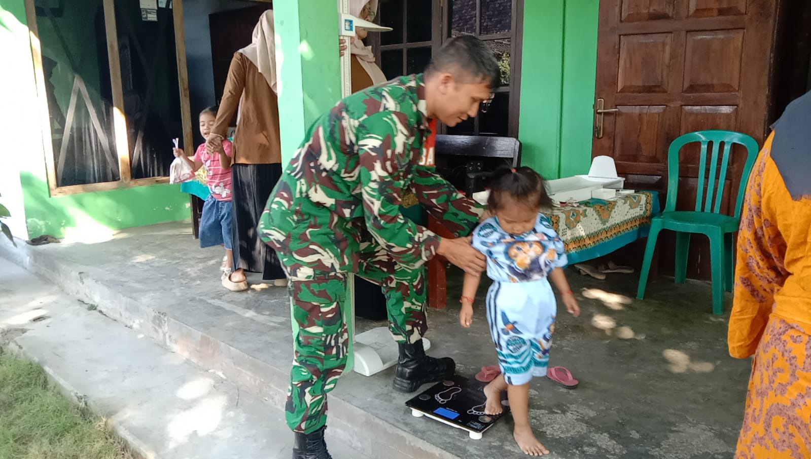 Tingkatkan Kesehatan Anak dan Cegah Stunting, Babinsa Koramil 0808/22 Wonodadi Dampingi Posyandu ILP Di Desa Kebon Agung