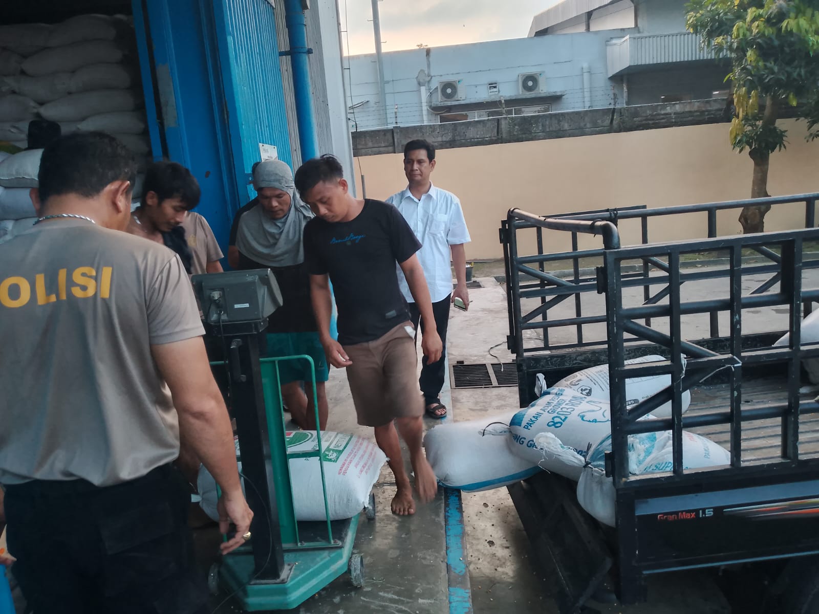 Polres Batu Bara Kembali Salurkan Hasil Panen Jagung ke Bulog Asahan   