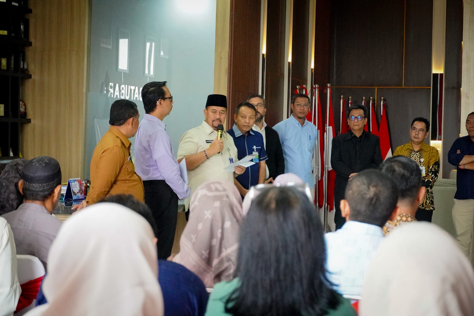 Bupati Batu Bara Serahkan Bantuan kepada Keluarga Korban Kebakaran PT EVYAP   