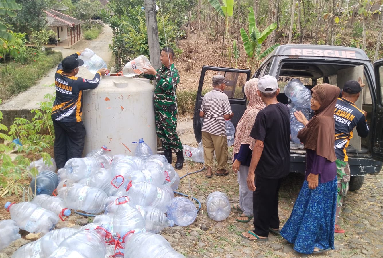 Dampak Kemarau Panjang, Babinsa Dampingi Penyaluran Bantuan Air Bersih di Dusun Pojok