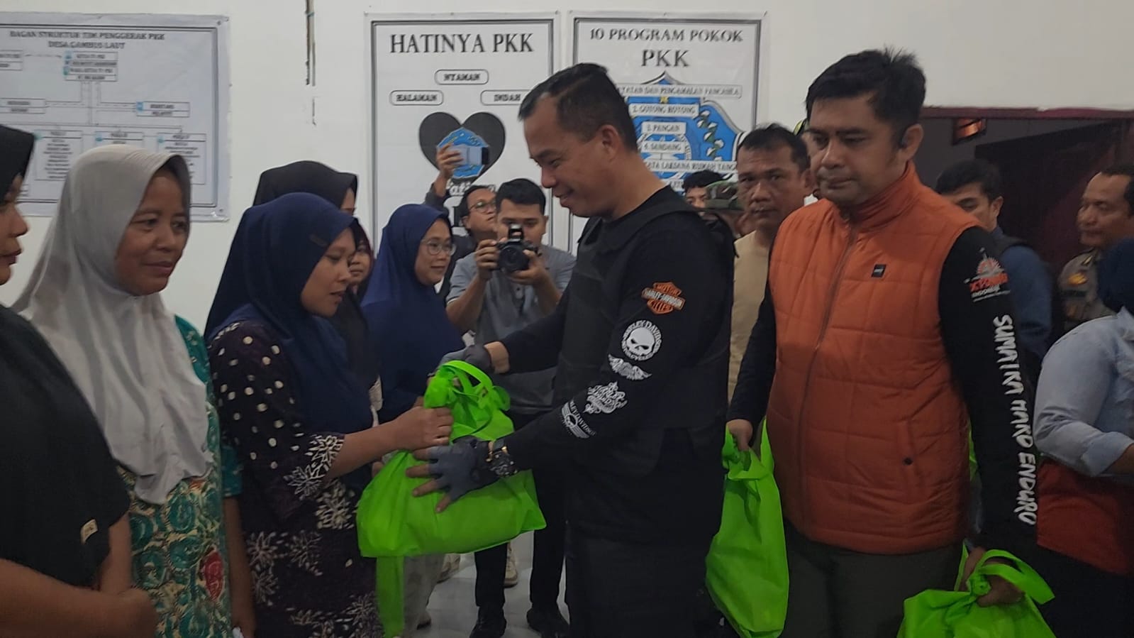 Polres Batu Bara Salurkan Bantuan untuk Warga Terdampak Banjir   