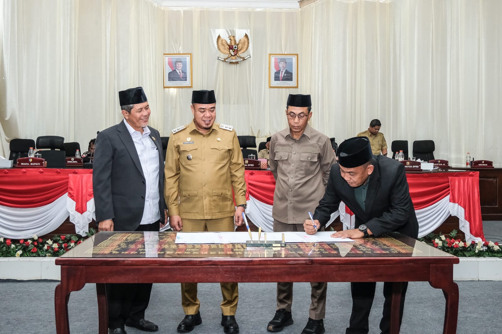 Wabup Batu Bara Hadiri Rapat Paripurna Pendapat Akhir Fraksi terhadap rancangan KUPA – PPAS   