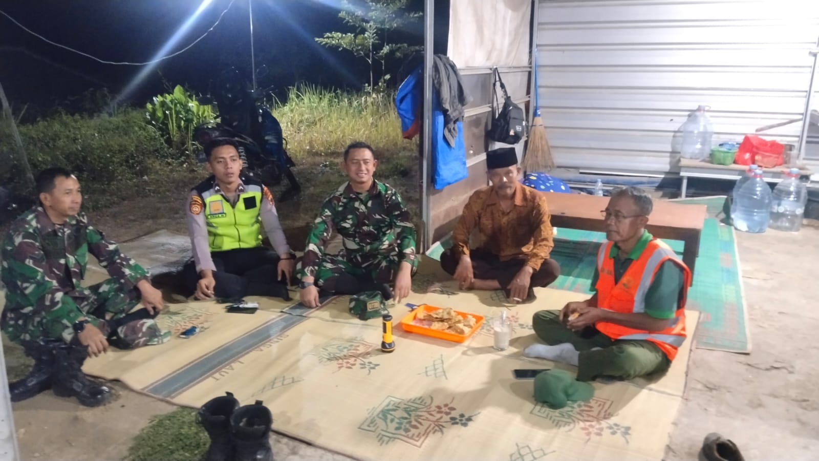 Babinsa Koramil 22/Slogohimo Jalin Komunikasi Sosial dengan Warga Saat Patroli Malam   