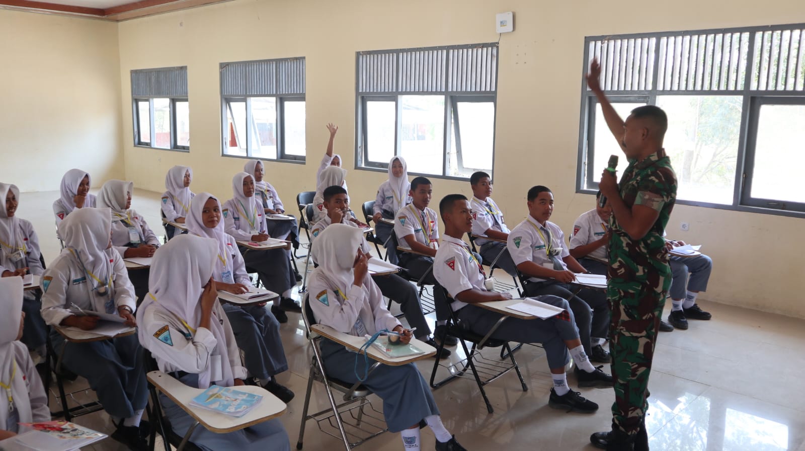 TNI Masuk Kelas, Pelda Hadi Berikan Materi Wawasan Kebangsaan kepada Siswa SMKN 1 Kismantoro