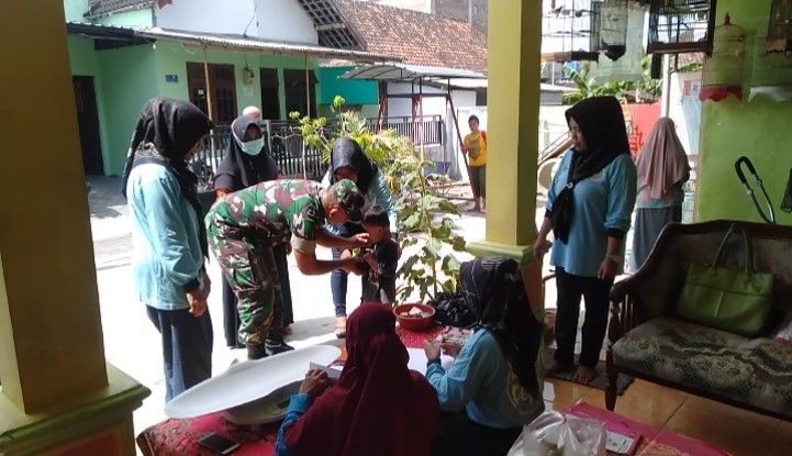 Cegah Stunting Sejak Dini, Babinsa Kelurahan Tlumpu Pendampingi Posyandu Balita   
