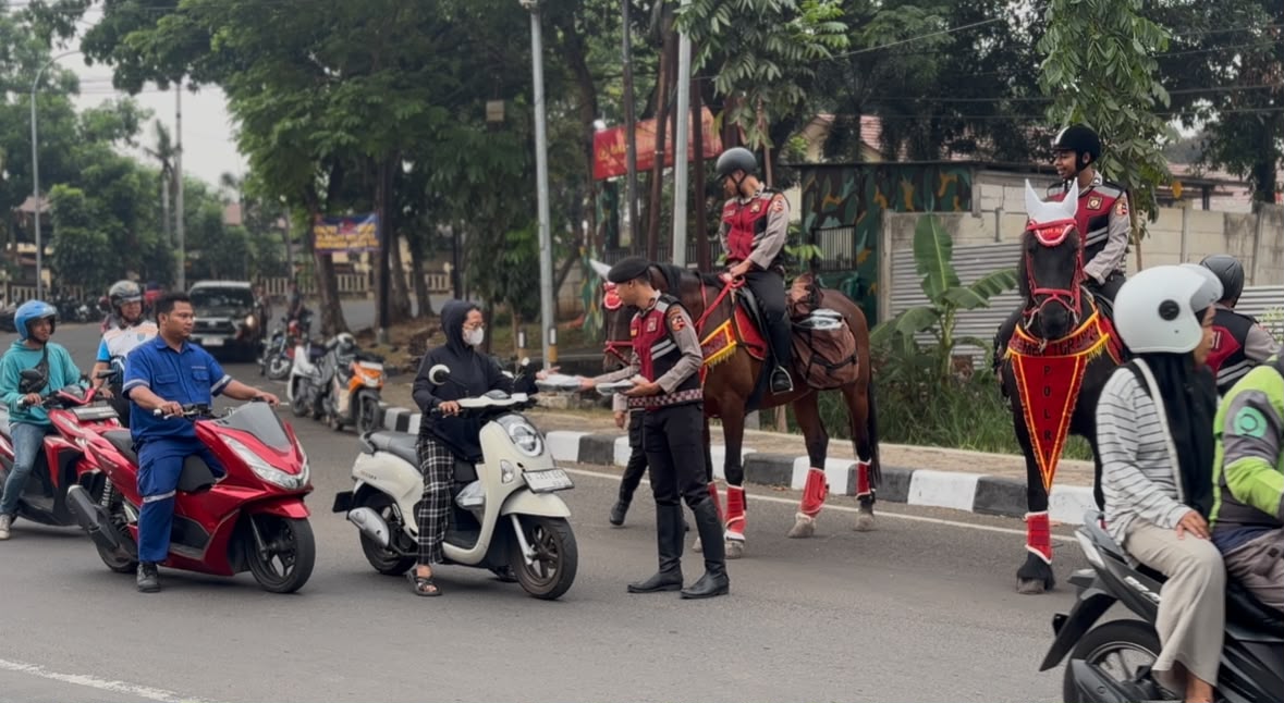 Den Turangga Ditpolsatwa Baharkam Polri Gelar Aksi ‘Jumat Berkah’ di Cikeas Udik