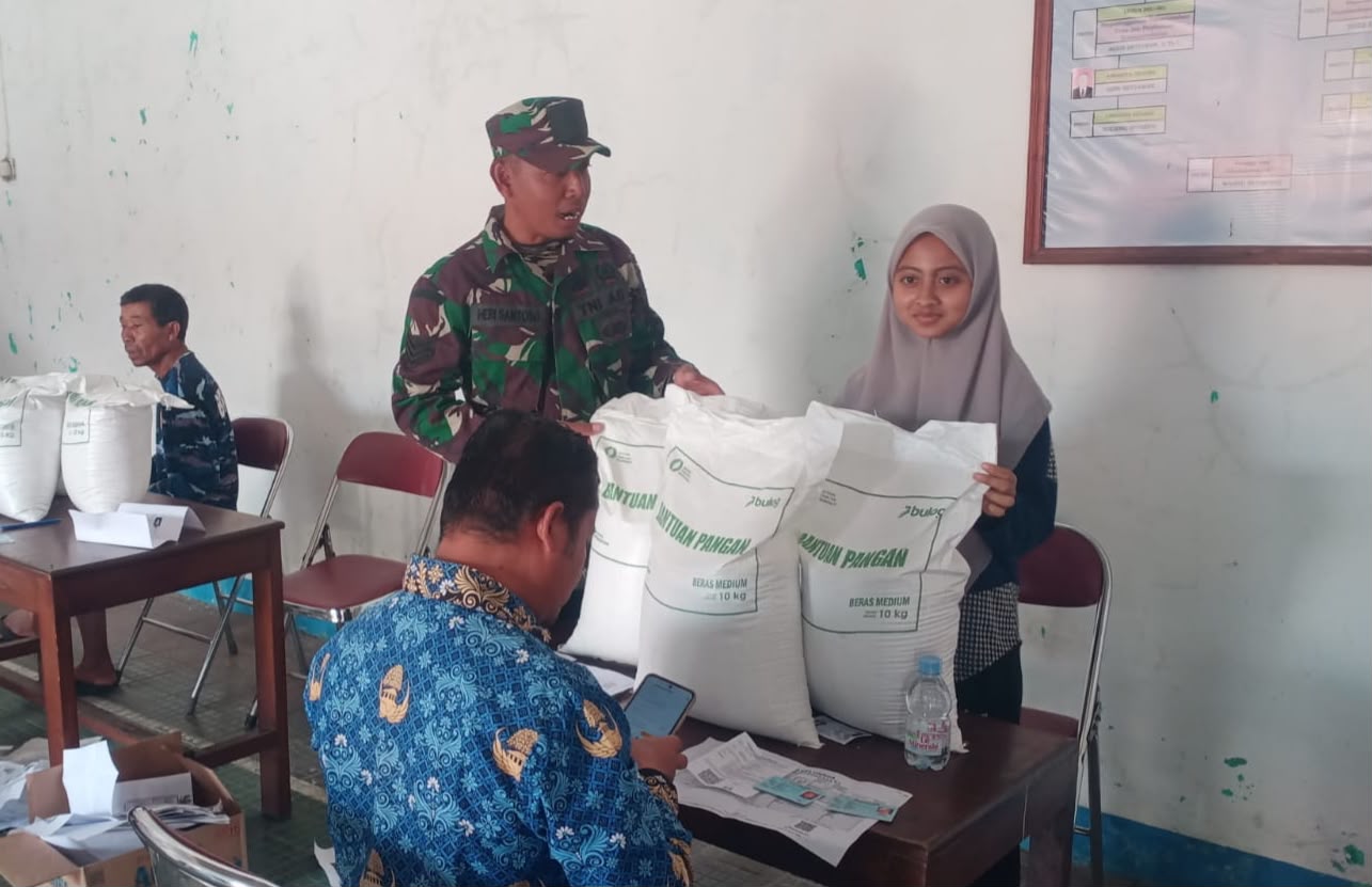 Babinsa Koramil 21/Bulukerto Dampingi Penyaluran Bantuan CPP kepada 438 KPM di Desa Krandegan   