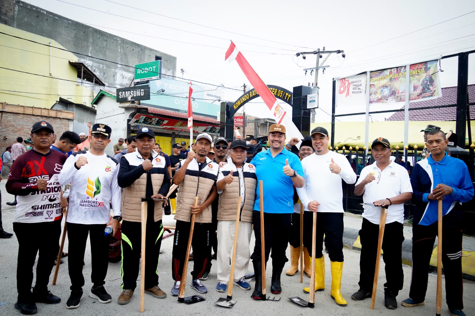 Ciptakan Lingkungan Bersih dan Asri, Bupati Baharuddin Pimpin Gotong Royong di Tanjung Tiram