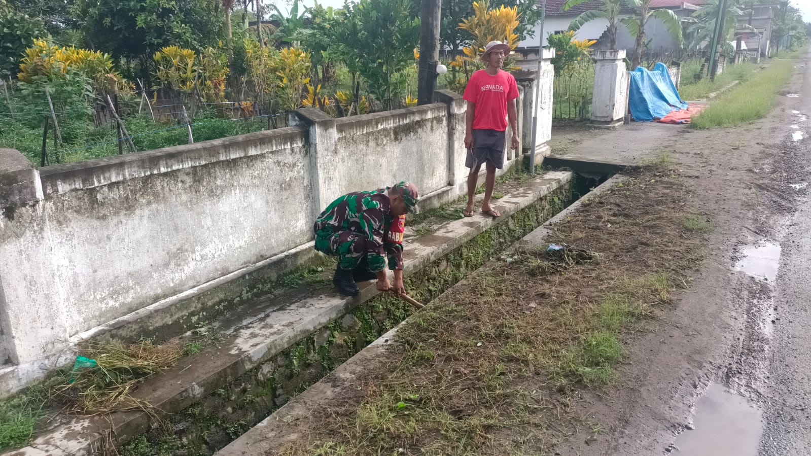 Wujud Kepedulian Lingkungan, Babinsa Koramil Udanawu Bersama Warga Gelar Karya Bakti Saluran Irigasi   