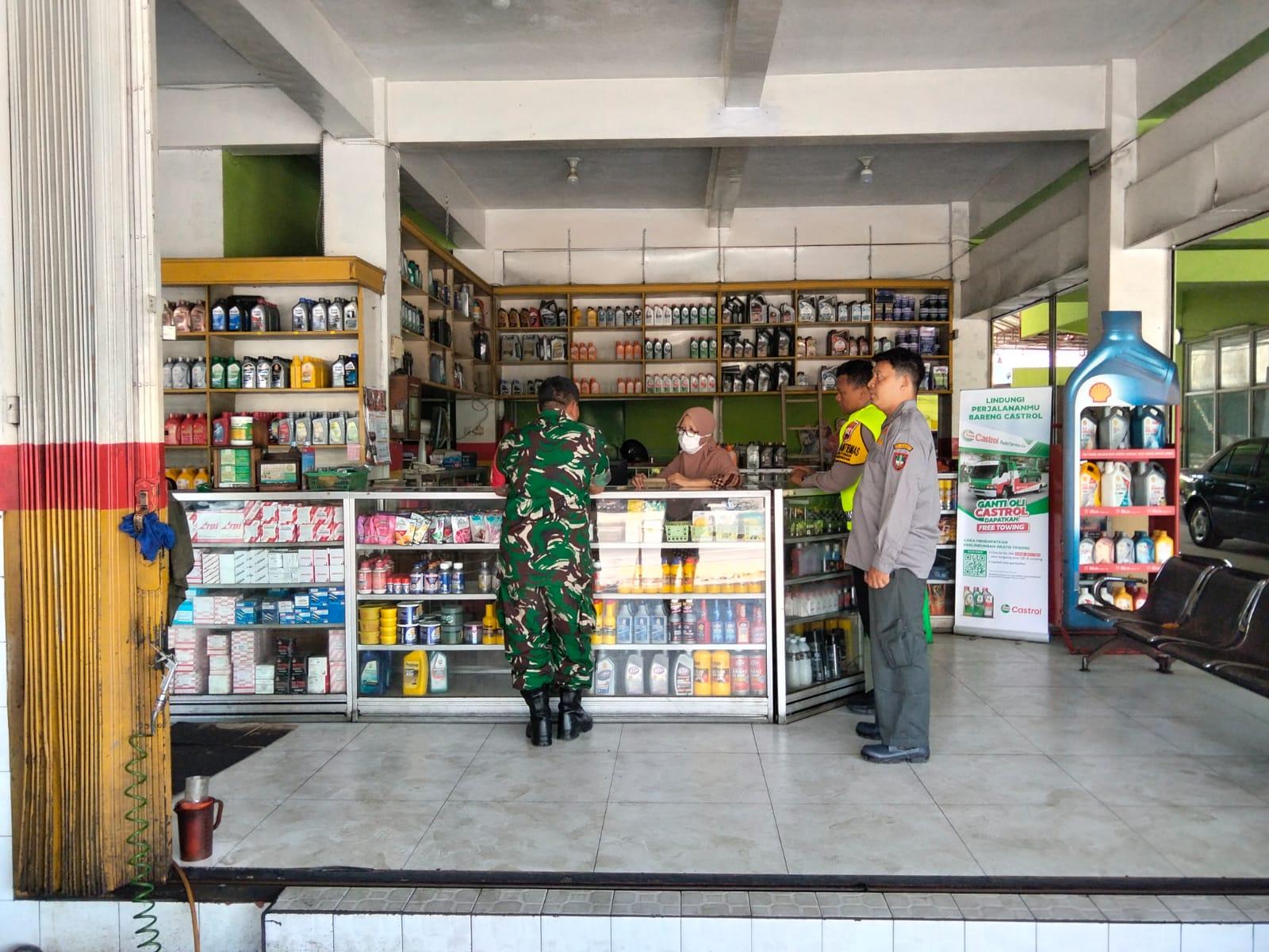 Dukung Usaha Warga Binaan, Serka Rochani Sambangi Pelaku Bengkel Mobil 