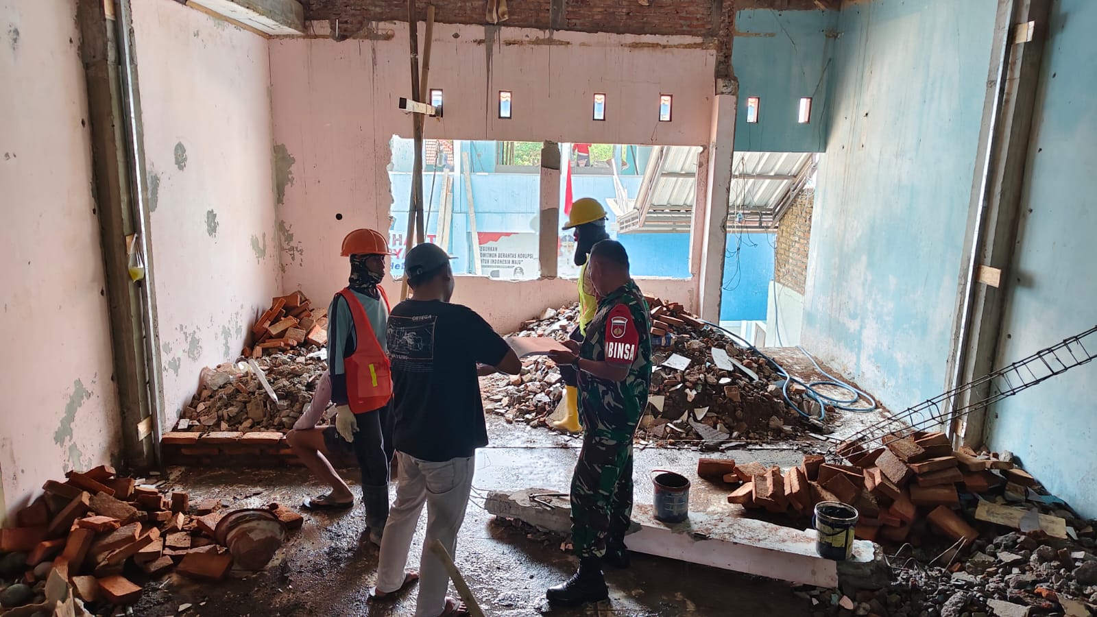 Babinsa Koramil Simo Kawal Revitalisasi Sekolah Bhinek Karya, Wujud Nyata Dukungan untuk Pendidikan
